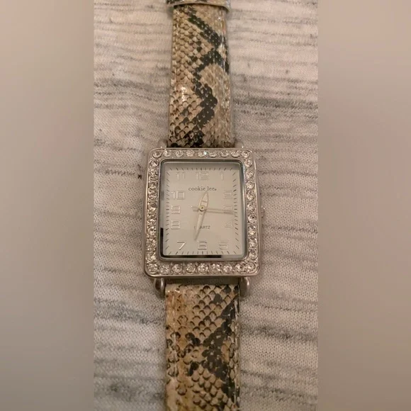 Cookie Lee Quartz Crystal Bezel Ladies Watch. - Picture 1 of 7